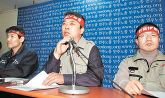 전국철도노조와 화물연대는 24일 공동 기자회견을 갖고 철도공사법 반대, 화물자동차운수사업법 개정안 철회 등을 위해 함께 투쟁할 것이라고 밝혔다. -연합