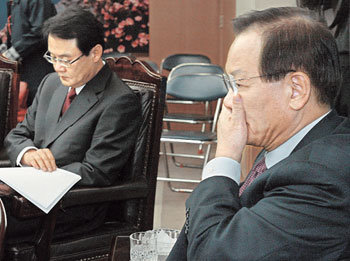 한나라당 최병렬 대표(오른쪽)가 24일 당 상임운영위원회를 주재하던 중 노무현 대통령의 특검법안 수용 거부시 대응 방안을 묻는 질문에 심각한 표정을 짓고 있다. -서영수기자