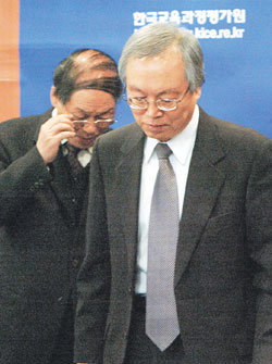 이종승 교육평가원장(오른쪽)과 배두본 수능 출제위원장은 24일 복수 정답을 인정한 뒤 고개를 숙인 채 서울 종로구 세종로 정부중앙청사 기자회견장을 빠져나갔다. -안철민기자