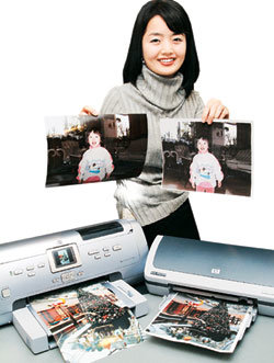 일반 잉크젯 프린터에 사진용 광택용지를 넣어 출력하는 것도 가능하지만 색감 표현이 포토 프린터에 비해 떨어진다. 실내에서 아무런 조명없이 찍은 사진으로 비교해봤다. 왼쪽이 포토 프린터 출력물이고 오른쪽은 일반 잉크젯 프린터 출력물. 사진제공 한국HP