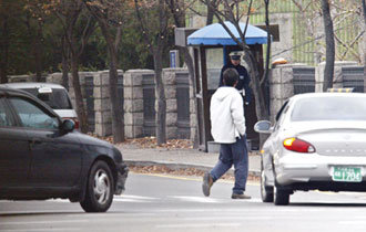 25일 오전 서울 영등포구 여의도동 국회의사당 앞 의원회관 쪽 사거리에서 불법 좌회전을 한 차량들이 횡단보도를 건너는 행인을 무시한 채 진입하고 있으나 국회경비대원이 바라만 보고 있다. -안철민기자