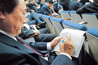 한나라당 의원들이 25일 오후 국회에서 열린 긴급 의원총회에서 의원직 사퇴서를 작성하고있다. 의총에 참석한 의원 103명은 이날 작성한 사퇴서의 처리를 당 지도부에 위임했다. -서영수기자