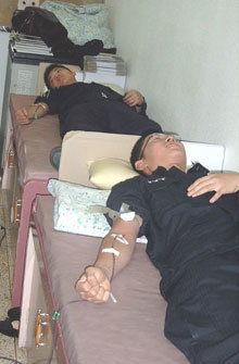 인천 동부경찰서 소속 의경들이 19일 인천 길병원에서 심근경색으로 수술해야 하는 양필주씨에게 공급할 혈액을 뽑고 있다. -사진제공 인천지방경찰청