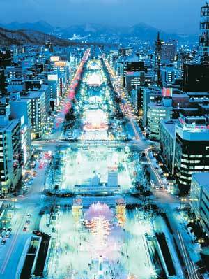 매년 11월부터 이듬해 2월까지 삿포로 시내를 수십만개의 전등로 장식하는 빛의 축제 ‘화이트 일루미네이션’. 오도리공원의 모습이다.동아일보 자료사진