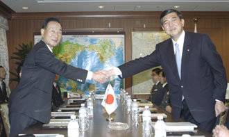 조영길 국방부 장관(왼쪽)과 이시바 시게루 일본 방위청 장관이 26일 도쿄 방위청에서 회담을 갖고 북핵 문제의 평화적 해결을 위한 한미일 공조와 6자회담의 조기 개최 및 이라크 관련 정보교환 등에 대해 인식을 같이했다. -도쿄=연합