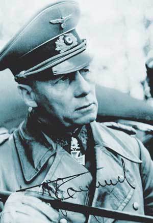 2차 세계대전 당시 아프리카전선에서 수많은 승리를 거둬 ‘사막의 여우’로 불린 롬멜이 전투지휘용 장갑차에 타고 있다. 롬멜은 뒷전에서 지도와 무전기만으로 전투를 치른 것이 아니라 직접 전선을 휘젓고 다닌 것으로 유명했다.사진제공 생각의나무