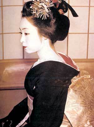 게이샤로 활동하던 때의 이와사키 미네코. 일본 최고의 게이샤로 불렸던 그는 이 책에서 일반인들에게는 잘 알려지지 않았던 ‘게이샤의 세계’를 풀어놓았다.사진제공 미다스북스