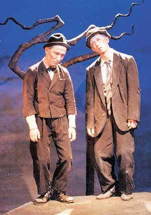 극단 산울림의 연극 ‘고도를 기다리며’. 자크 데리다는 두 주인공의 간절한 바람에도 불구하고 끝내 자신의 모습을 드러내지 않는 ‘고도’처럼, 역사상 한 번도 제대로 실현된 적 없는 ‘도래할 민주주의’에 대해 이야기한다.동아일보 자료사진