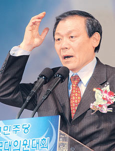 조순형 신임 대표가 이끄는 민주당호가 28일 출범했다. 이날 오후 서울 올림픽공원 체조경기장에서 열린 대표 선출 전당대회에서 조 신임 대표가 국회의 특검법안 재의결과 정치개혁 등을 중심으로 정견 발표를 하고 있다. -연합