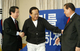 사흘째 단식 농성중인 한나라당 최병렬 대표(가운데)가 28일 당사로 찾아온 열린우리당 김원기 공동의장(오른쪽)과 김근태 원내대표를 배웅하고 있다. -서영수기자