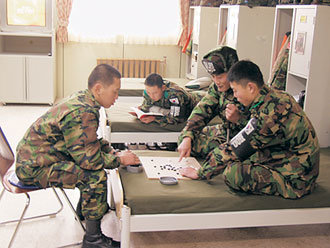 개인침대 등을 갖춘 새 내무반. -사진제공 육군