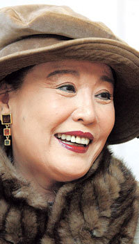 민주당 조순형 대표의 부인 김금지씨가 29일 ‘김금지 극단’ 사무실에서 활짝 웃고 있다. 김씨는 연극계에서도 ‘미세스 쓴소리’로 통한다. -이훈구기자