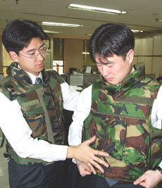 이라크에 파견된 한국 근로자가 피살됐다는 뉴스가 전해진 1일 서울 중구 남대문로 대우인터내셔널의 특수영업팀 직원들이 이라크 지사에 보낼 방탄조끼를 살펴보고 있다. -연합
