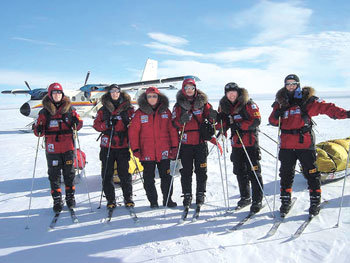 ‘가자, 남극점을 향해.’ 박영석 대장(오른쪽)을 필두로 하는 남극원정대가 지난달 30일 남극대륙 허큘리스를 출발, 남극점까지 1200km의 대장정에 들어갔다. 출발점에서 기념촬영을 위해 포즈를 취한 원정대원들. -허큘리스(남극대륙)=전 창기자