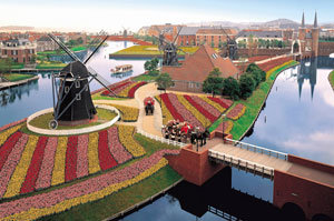 나가사키의 명물인 네덜란드 테마파크 하우스텐보스. 풍차와 튤립, 운하와 건물로 암스테르담에 온듯 착각하게 된다. 조성하기자