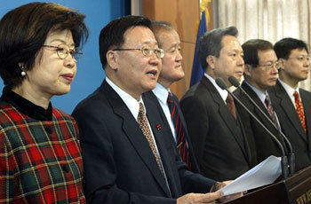 범국민정치개혁협의회 박세일 위원장(왼쪽에서 두번째)이 3일 정치자금 분야 정치개혁안을 발표하고 있다. 박 위원장은 개혁안을 박관용 국회의장에게 제출했다. -연합