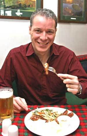 시드니 하디 그랜드하얏트서울호텔 부총주방장이 ‘가빈 아저씨네 소시지’에서 영국식 소시지 요리를 먹고 있다. 그의 할머니와 이 음식점 주인 가빈씨는 ‘매케이’라는 같은 성을 가졌다.