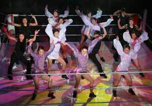 일본의 새로운 아이돌 그룹 다리안걸스는 16∼21세의 중국인 15명으로 구성됐으며 4각의 링 위에서 멤버들이 댄스를 겸한 레슬링 시합을 벌이면서 노래를 부르는 독특한 방식으로 인기를 끌고 있다.사진제공 아사히신문