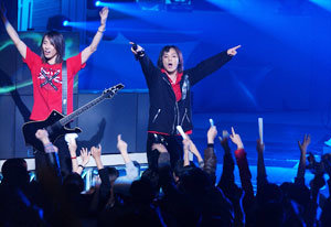 가수 신해철(오른쪽) 등 록 밴드들의 조인트 공연으로 열렬한 환호를 받은 KBS1 열린음악회 ‘록페스티벌’. 사진제공 KBS