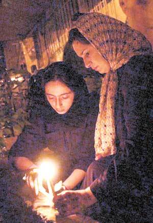 ‘테헤란에서 롤리타를 읽다’ 저자인 나피시는 이슬람교혁명 이후의 이란이 90년대 들어 완화된 통치를 펴고 있지만 여성에 대한 억압은 변치 않았다고 말한다. 2001년 미국 9·11 테러 직후 ‘인류애적 동기’에서 추모의 촛불을 켜고 있는 테헤란 여성들.
