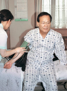 한나라당 최병렬 대표가 5일 열흘간의 단식을 끝내고 서울대병원에 입원해 건강진단을 받고 있다. 최 대표는 다리의 통증을 호소했으나 건강에 큰 이상은 없는 것으로 알려졌다. -국회사진기자단