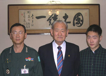 육사 개교 이래 처음으로 3대 동문이 된 박선욱군(오른쪽)과 박군의 아버지 박홍건 대령(왼쪽), 할아버지 박정인 예비역 준장이 한자리에 모였다. -사진제공 육군