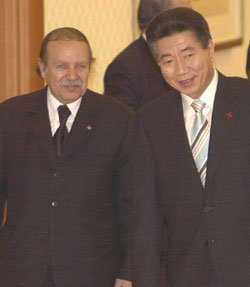 노무현 대통령(오른쪽)이 9일 압델 아지즈 부테플리카 알제리 대통령과 함께 청와대의 정상회담장으로 들어서고 있다. -박경모기자