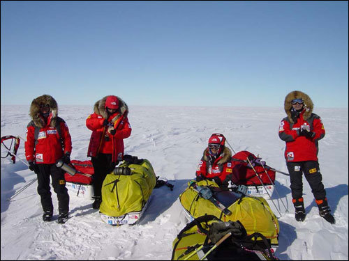 남극원정대 대원들이 운행도중 바람을 등지고 서서 간식을 먹으며 휴식을 취하고 있다. [사진제공 남극원정대]
