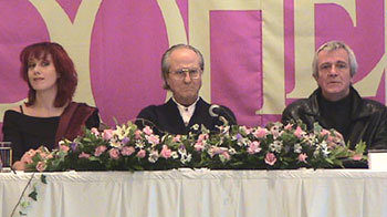 9일 서울 신라호텔에서 열린 오페라 ‘12월의 라보엠’ 기자간담회에서 미미 역의 소프라노 마리아 피아 요나타, 지휘자 마우리치오 아레나, 연출가 베르나르 슈미트(왼쪽부터)가 작품의 기획 의도와 공연 내용에 대해 설명했다. -유윤종기자