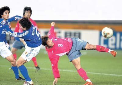 ‘아쉬운 발리 슛‘ 2003동아시아연맹컵 축구선수권대회 한국과 일본전에서 일본 수비벽을 제치고 몸을 날리며 발리 슛을 하는 김도훈(오른쪽). 그러나 공은 아깝게 골대를 벗어났다. 요코하마=연합