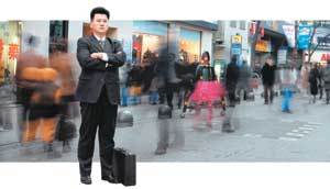 올해 마흔살인 직장인 김복상씨가 군중이 분주히 움직이는 서울 명동 한복판에 섰다. 그의 단호한 표정에서 '불혹'에 접어든 40대의 의지를 읽어낼 수 있을 것만 같다. -이종승기자