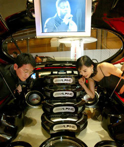 차량용 대형 오디오12일 서울 강남구 삼성동 코엑스 컨벤션홀에서 열린 ‘디지털AV쇼 2003’에 관람객들이 도우미와 함께 차량에 설치된 대형 오디오를 살펴보고 있다. 전영한기자