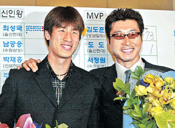 2003 삼성하우젠 K리그 대상에서 MVP로 뽑힌 김도훈(오른쪽)과 신인왕 정조국. 김동주기자