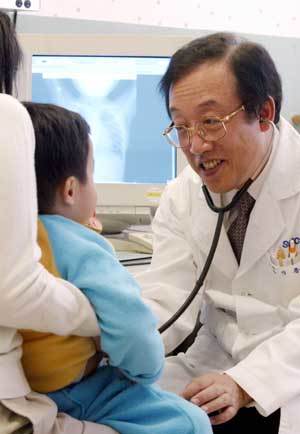 이흥재 교수가 심장병이 있는 아기의 가슴에 청진기를 대고 진료하고 있다. 박주일기자 fuzine@donga.com
