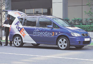 페덱스가 일본에서 운행 중인 연료전지 자동차. 제너럴모터스가 개발한 이 자동차는 한번 수소연료를 넣으면 400km까지 운행할 수 있다. 사진제공 페덱스코리아