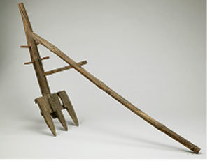 산촌 사람들이 파종기에 사용한 농기구 세발 이랑쟁기. 씨앗을 심을 골을 낼 때 썼다. -사진제공 국립민속박물관