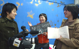 대안학교인 하자작업장학교의 첫 졸업생인 문지원 김남이 박재식씨(왼쪽부터). 이들은 18일 졸업식을 예술제로 꾸민다. -원대연기자