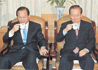 이회창 전 한나라당 총재(오른쪽)가 15일 오전 서울 여의도 한나라당사에서 기자회견을 하기에 앞서 최병렬 한나라당 대표 집무실에서 최 대표와 함께 차를 마시고 있다. 두 사람의 표정이 굳어 있다. -서영수기자