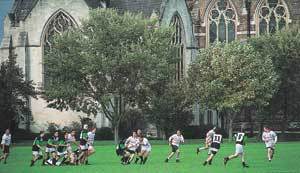수백년된 예배당을 배경으로 21세기 럭비스쿨 학생들이 럭비풋볼 경기를 하고 있다. 럭비풋볼은 180년전 이 학교에서 시작됐으며 학교이름이 바로 경기이름이 돼 전세계에 보급됐다.사진제공 럭비스쿨