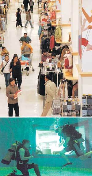 국내 최대 규모의 매장을 자랑하는 할인점 이마트 공항점이 주말을 맞아 쇼핑객들로 붐비고 있다.(위) 김포의 메이필드호텔 안에 있는 스킨스쿠버 연습장.(아래) 이종승기자 urisesang@donga.com