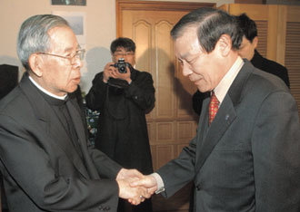 조순형 대표(오른쪽)를 비롯한 민주당 지도부는 18일 오전 서울 종로구 혜화동성당으로 김수환 추기경을 예방했다. 조 대표의 손을 꼭 감싸 쥔 김 추기경은 이날 노무현 대통령에 대해 ‘쓴소리’를 많이 쏟아 냈다. -국회사진기자단