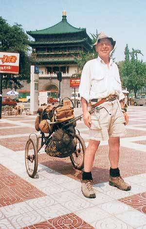 ‘나는 걷는다’의 저자 올리비에는 60대의 나이로 3년 동안 아시아 대륙 1만1000여km를 걸어서 여행했다. 종착지인 중국 시안의 종루 앞에 선 저자. 사진제공 효형출판