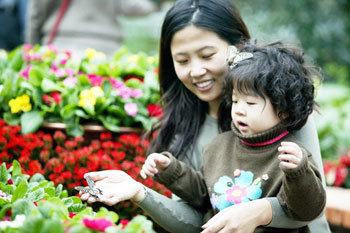 19일 경기 과천시 서울대공원 나비생태온실을 찾은 모녀가 꽃밭을 날아다니는 나비 떼를 구경하고 있다. 이곳에서는 21일부터 나비 수천마리가 날아다니는 ‘함박눈 속 나비 축제’가 열린다. -사진제공 서울대공원