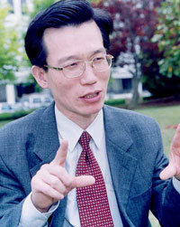 ‘부부의 날 위원회’ 사무총장인 권재도 목사가 부부의 날을 5월 21일로 잡게 된 경위를 설명하고 있다. -동아일보 자료사진