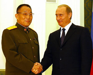 찰라비 만난 후세인블라디미르 푸틴 러시아 대통령(오른쪽)은 18일 모스크바를 방문한 차오강촨 중국 국방장관과 양국간 군사협력 문제를 논의했다.-모스크바=신화 연합