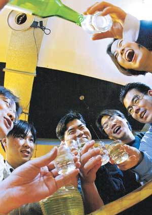 술에는 장사가 따로 없다. 그렇지만 술을 마시면서 중간중간 취기를 점검하고 물을 마시면 다음날 속이 한결 편해진다.동아일보 자료사진