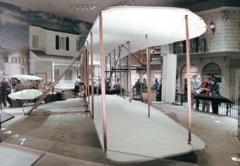 1903년 최초의 동력비행에 성공한 라이트형제의 비행기 플라이어호 원본. 미항공우주박물관(NASM)에 10월 새롭게 마련된 ‘라이트형제와 항공시대의 발명’ 코너에 전시돼 있다. -워싱턴〓로이터