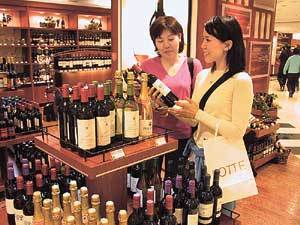 독주를 즐기지 않는 분에게 술을 선물하려면 가벼운 와인이 적당하다. 여성 고객들이 백화점 와인코너에서 선물용 와인을 고르고 있다.사진제공 롯데백화점
