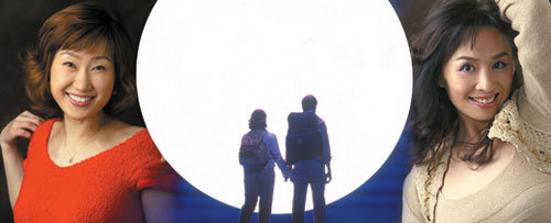 배해선(왼쪽)과 박해미는 치열한 경쟁을 뚫고 뮤지컬 '맘마미아'의 주역을 따냈다. 배경은 브로드웨이의 '맘마미아'공연 장면.