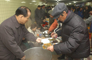 11일 인정건설 직원들이 서울역에서 노숙자들에게 무료 급식 봉사 활동을 하고 있다. -사진제공 인정건설